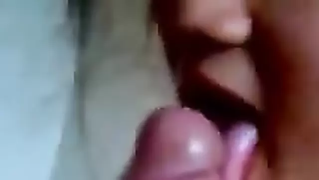 Узбекская девушка лижет член парня