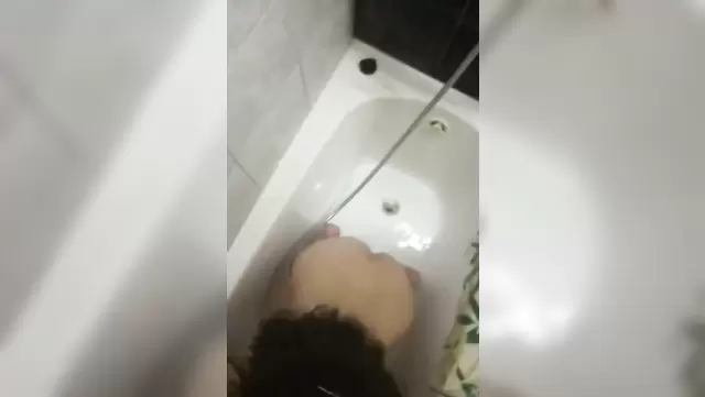 Любительский минет от узбечки в ванне